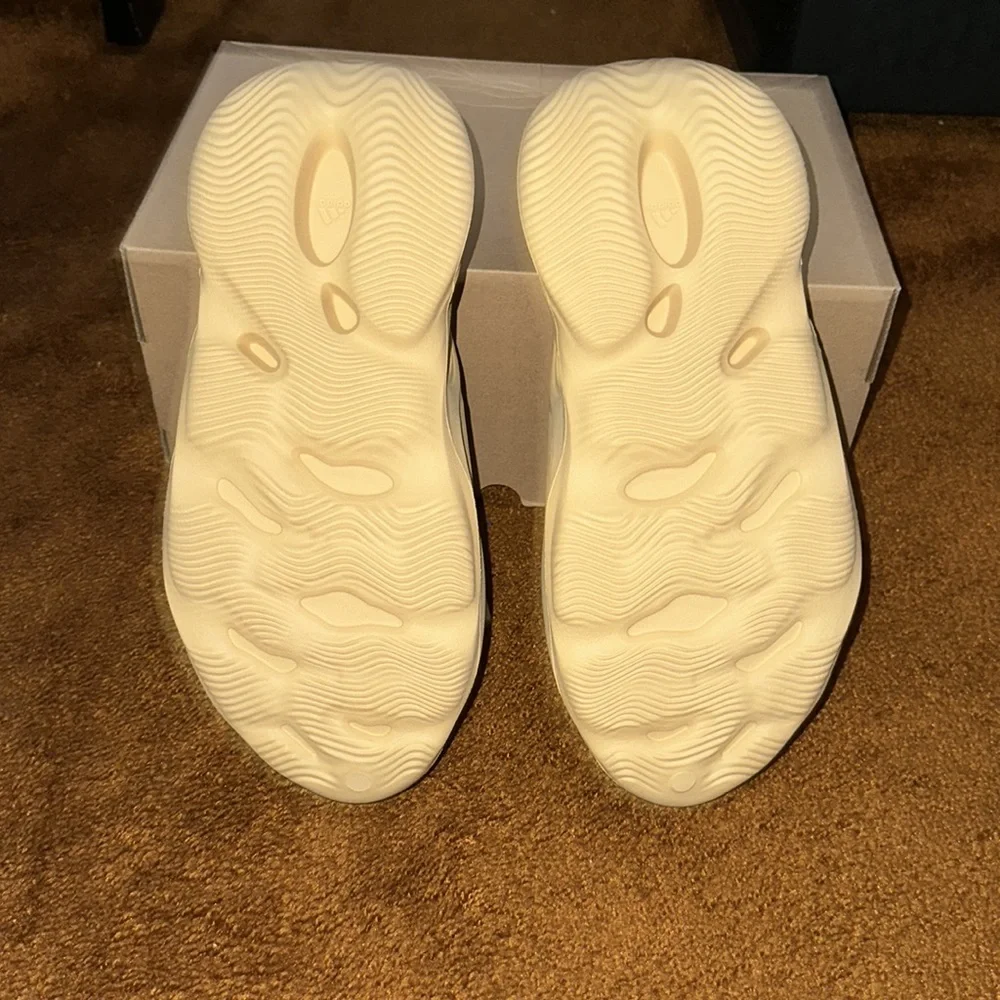 YZY FOAM RNR - Picture 3 of 3